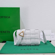 Load image into Gallery viewer, Bottega V Padded Cassette - Müllner´s