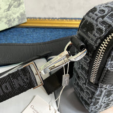 Load image into Gallery viewer, CD Safari Messenger Bag Men