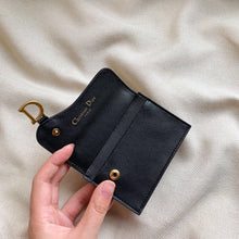 Load image into Gallery viewer, Grained Saddle Cardholder Black & Red - Müllner´s