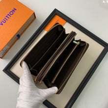 Load image into Gallery viewer, LV Capucines Continental - Müllner´s