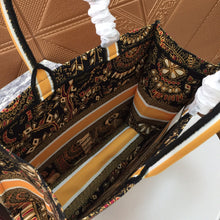 Load image into Gallery viewer, D Book Tote Spirit Animals - Müllner´s