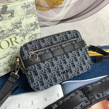 Load image into Gallery viewer, CD Safari Messenger Bag Men