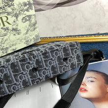 Load image into Gallery viewer, CD Safari Messenger Bag Men