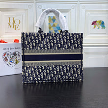 Load image into Gallery viewer, Medium D Book Tote Classic - Müllner´s