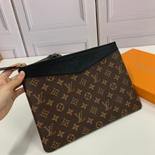 Load image into Gallery viewer, LV Monogram Daily Pouche - Müllner´s