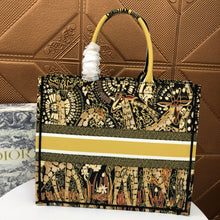 Load image into Gallery viewer, D Book Tote Spirit Animals - Müllner´s