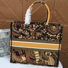 Load image into Gallery viewer, D Book Tote Spirit Animals - Müllner´s