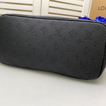 Cargar imagen en el visor de la galería, LV Classic Textured Monogram Neverfull
