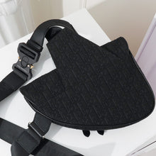 Cargar imagen en el visor de la galería, Black D Saddle Bag Men - Müllner´s
