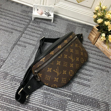 Cargar imagen en el visor de la galería, LV Discovery Bumbag Medium Classic Monogram
