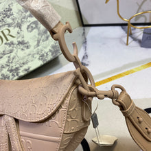 Cargar imagen en el visor de la galería, CD Embroidered Leather Saddle Bag Classics - Müllner´s
