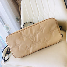 Cargar imagen en el visor de la galería, LV Quilted Monogram Neverfull
