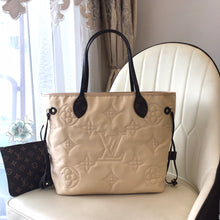 Cargar imagen en el visor de la galería, LV Quilted Monogram Neverfull
